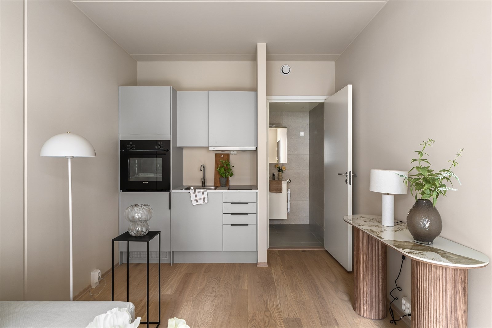 Kjøkken med integrerte hvitevarer fra Siemens som følger med i handelen Galleribilde