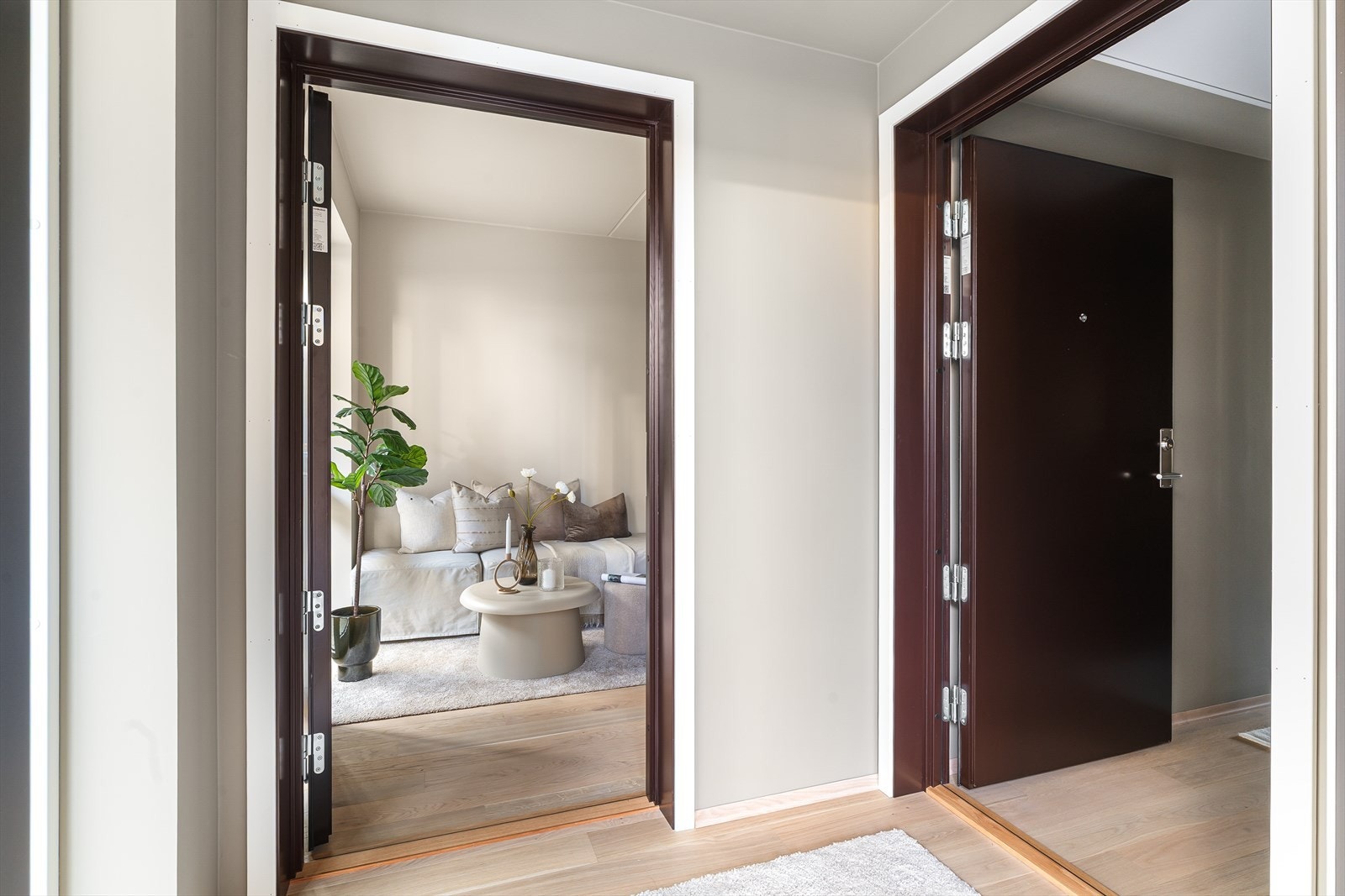 Inngangsparti til leiligheten og til hybelen som kan leies ut skattefritt om man selv bor i hoveddelen Galleribilde