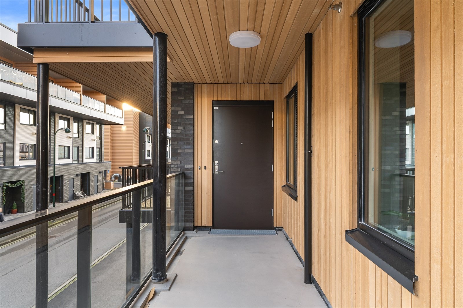 Inngangsparti på enden av svalgangen Galleribilde