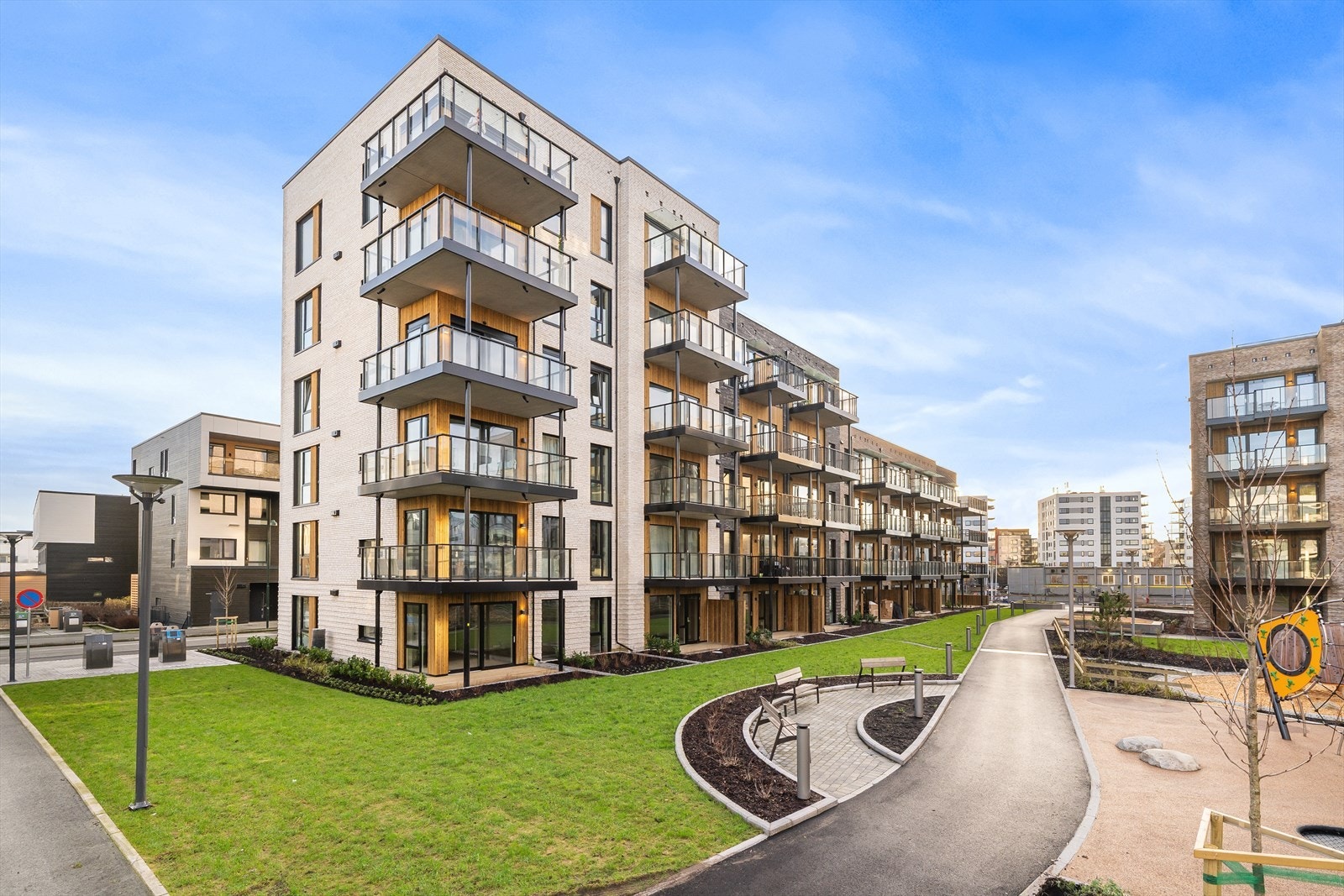 Lervigbrygga 74 har en sentral og samtidig tilbaketrukket plassering i Stavanger Øst Galleribilde