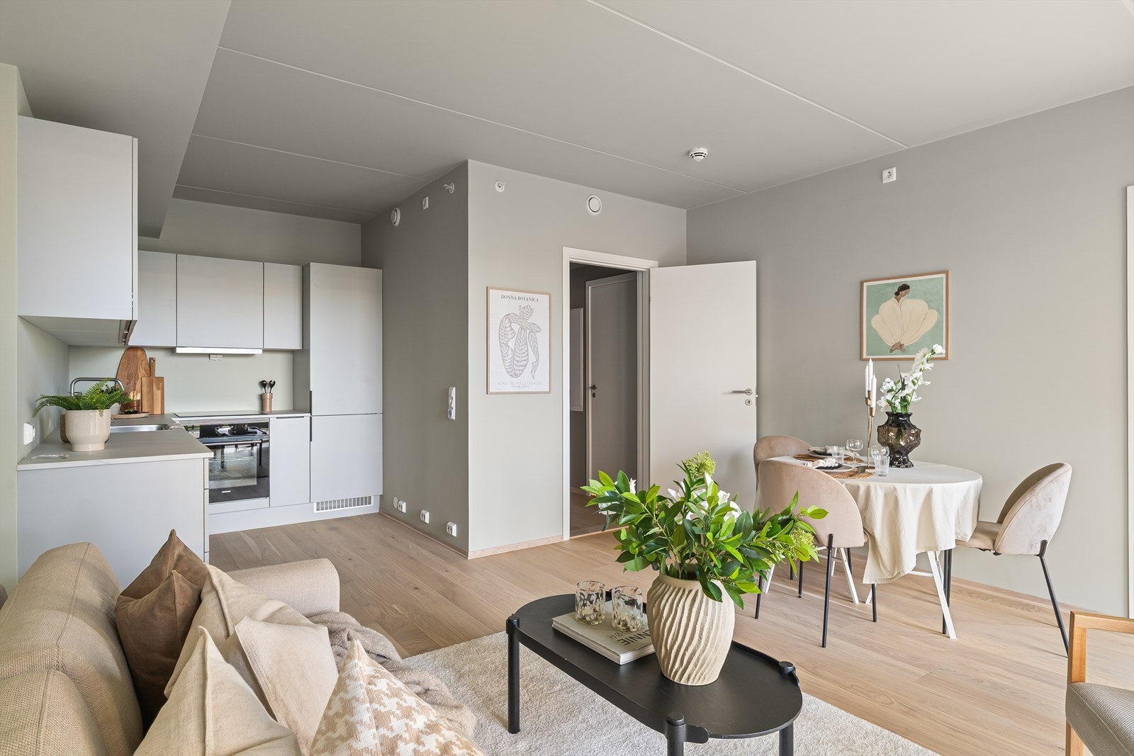 Gjennomgående lysmalte flater med listefrie overganger. Eikeparkett på gulv Galleribilde