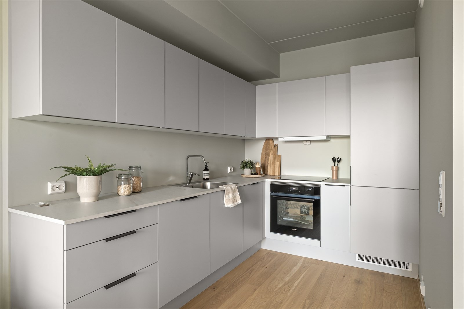 Moderne kjøkken med god skap- og benkeplass, samt integrerte hvitevarer fra Siemens Galleribilde