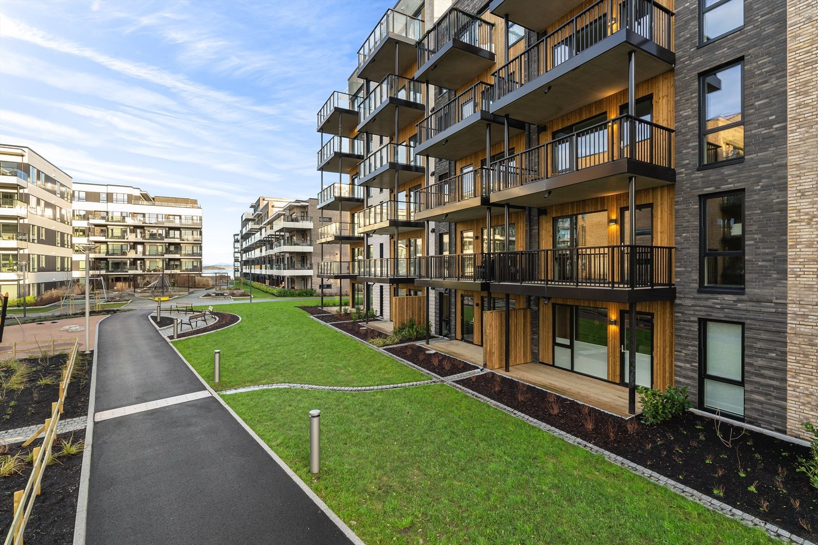 Leiligheten er ny, ligger i 2. etasje og har en tilhørende hybel Galleribilde