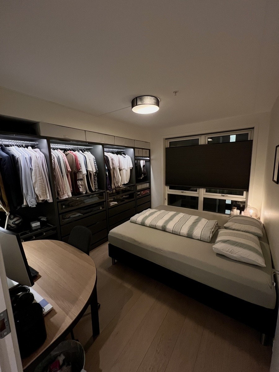 Hovedsoverom med stort vindu og plissegardin Galleribilde