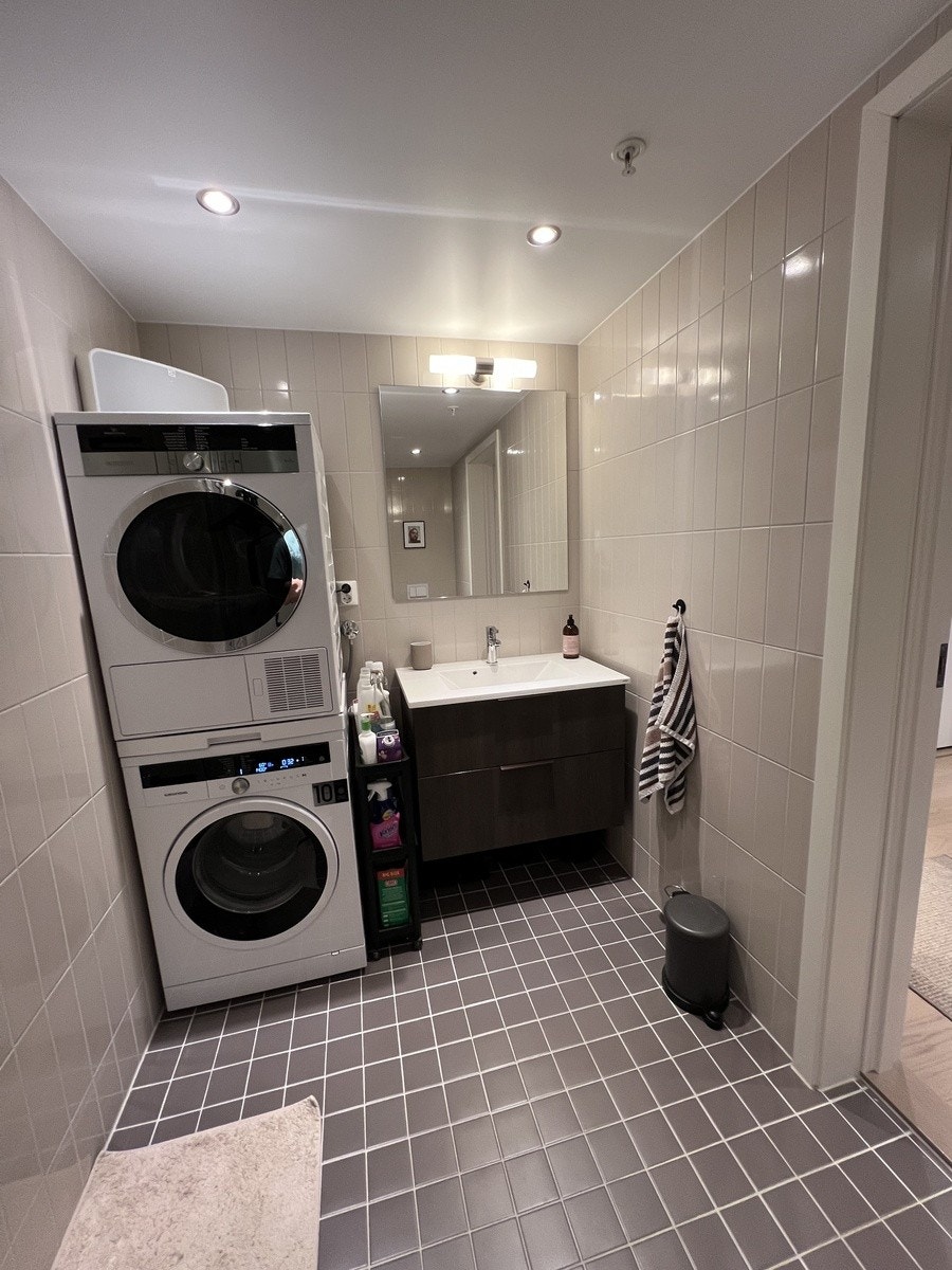 Flisbelagt bad med vask/tørk Galleribilde