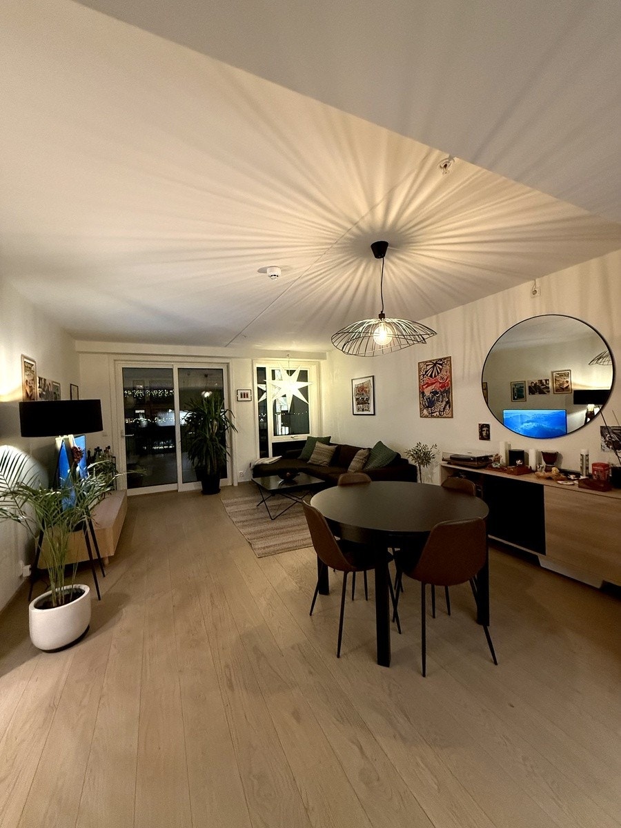 Romslig og lekkert møblert stue Galleribilde