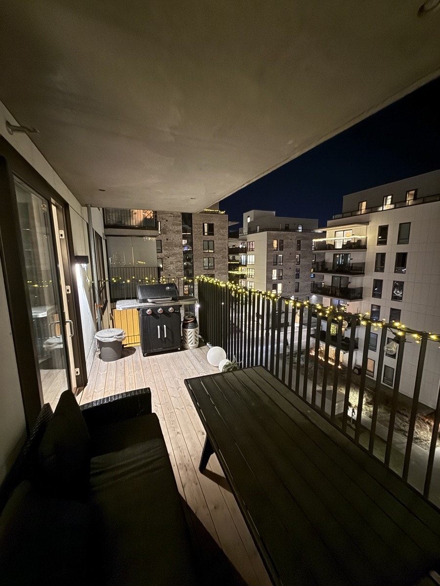 Stor balkong med behagelig og romslig sittegruppe med bord Galleribilde