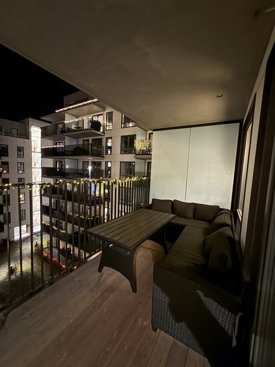 Stor balkong med behagelig og romslig sittegruppe med bord Galleribilde