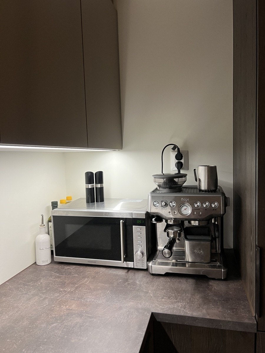 Ordentlig kaffetrakter og mikro på kjøkkenet Galleribilde