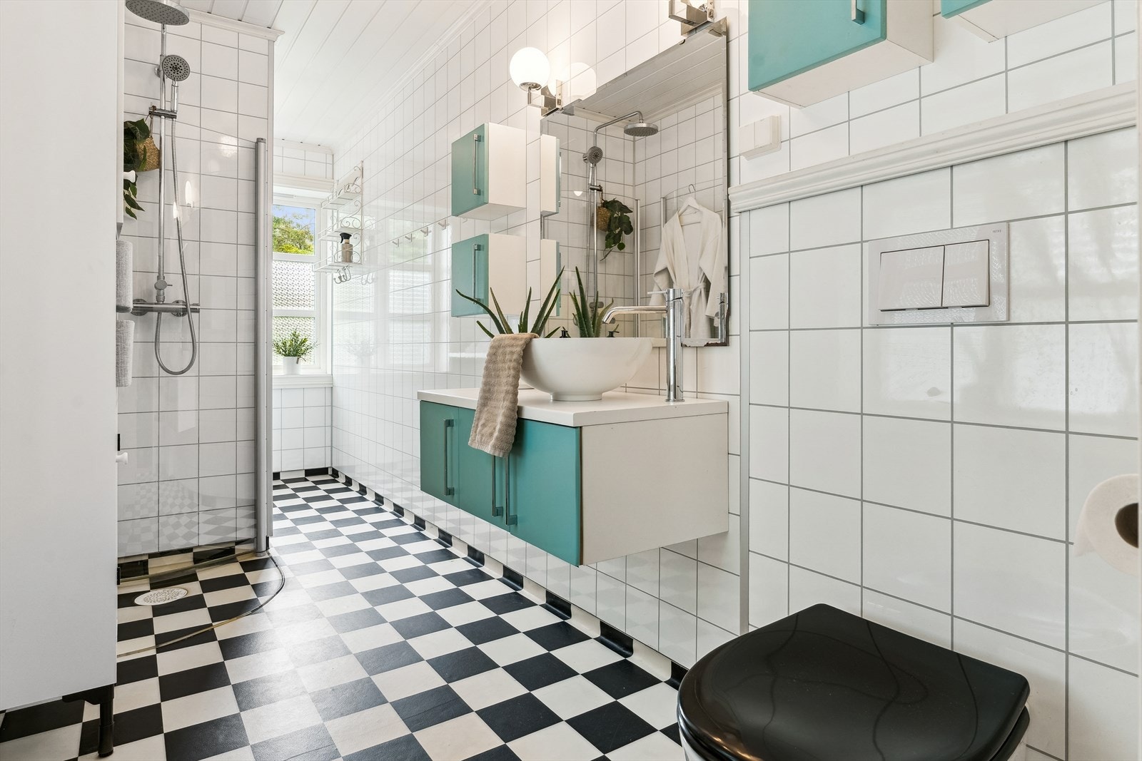 Baderom fra 2011 med dusj, toalett og servant med innredning Galleribilde