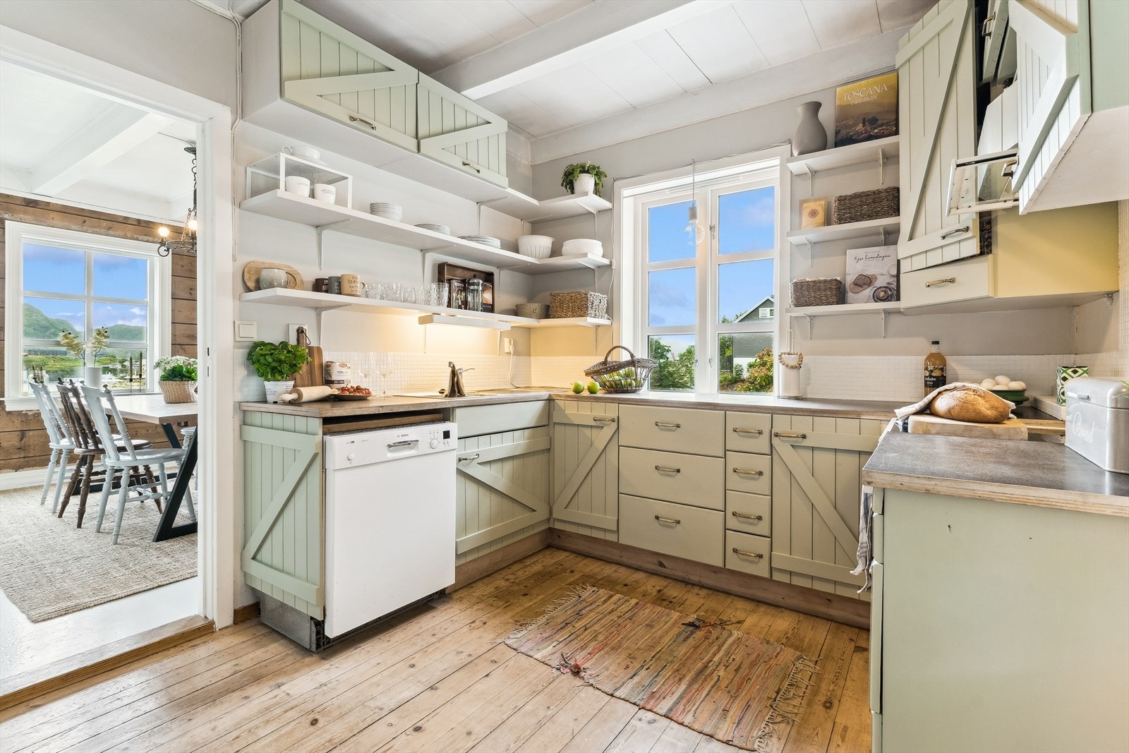 Kjøkken med innredning som står i stil til boligen Galleribilde