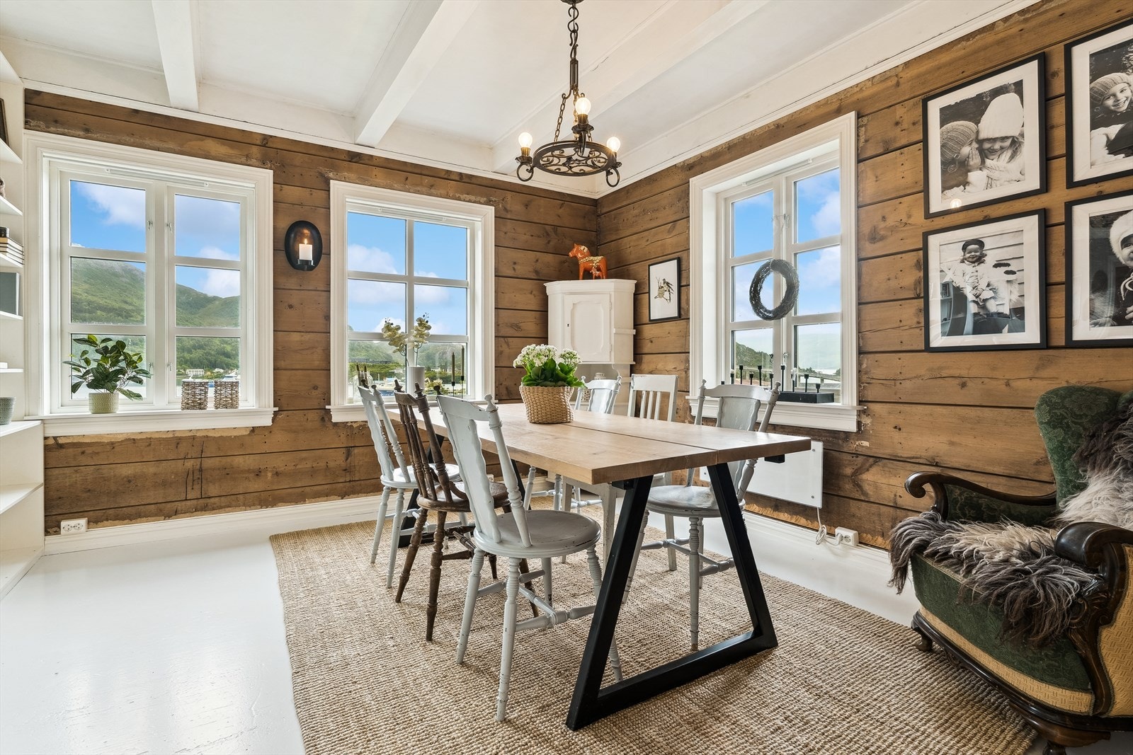 Spisestue med god plass til stort langbord Galleribilde