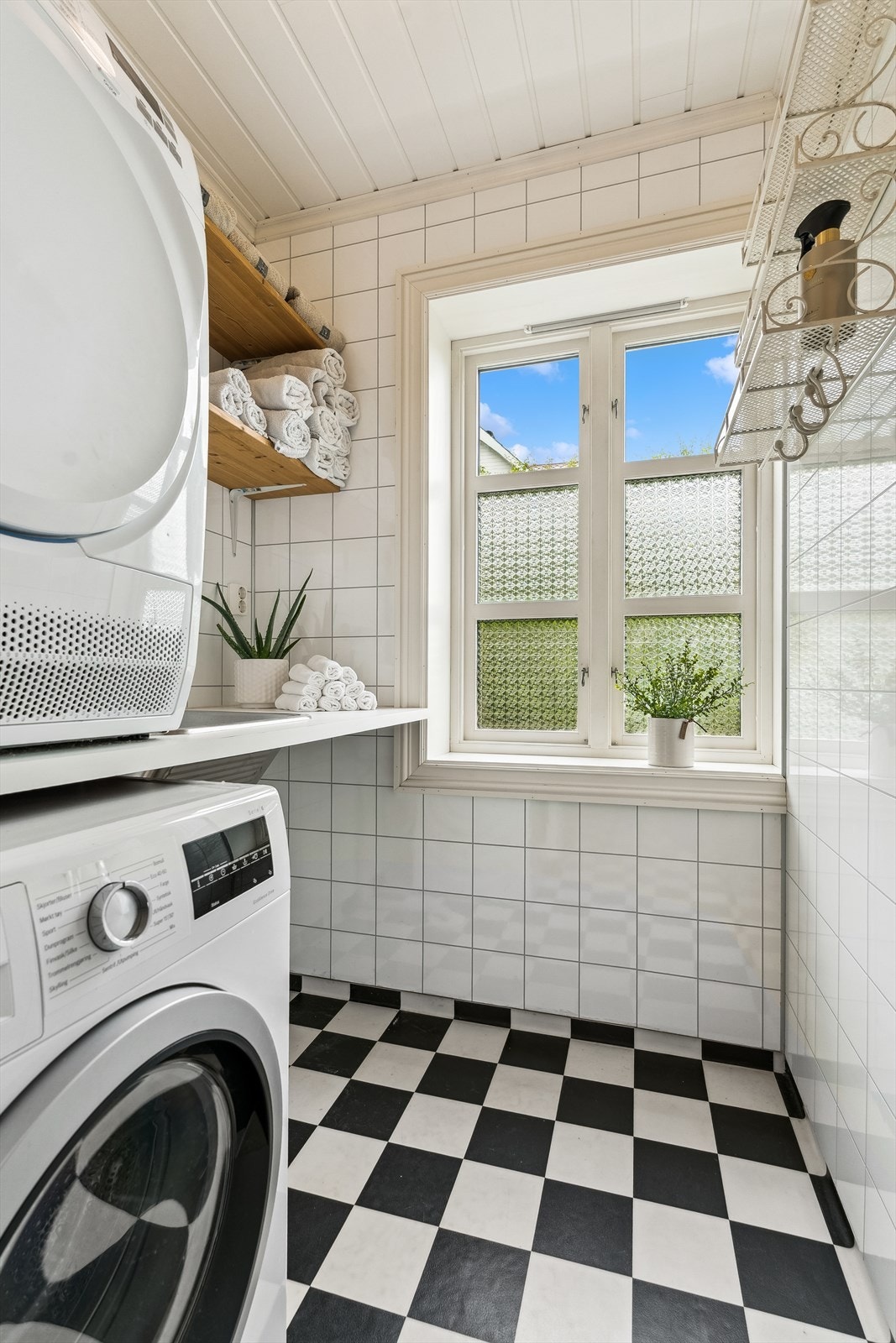 Nisje til vaskemaskin og tørketrommel med utslagsvask og benk Galleribilde