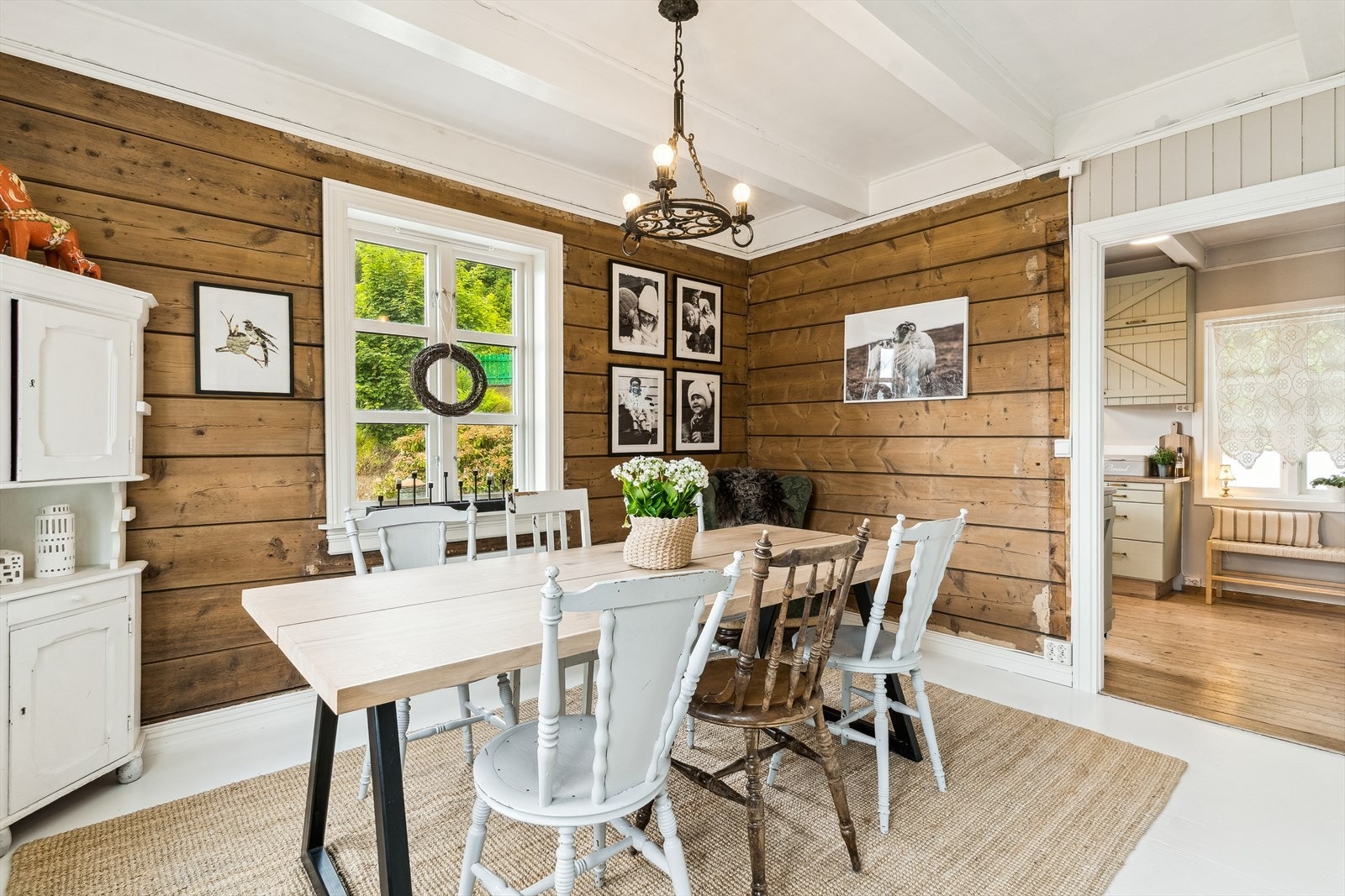 Rommet ligger i naturlig tilknytning til kjøkkenet Galleribilde