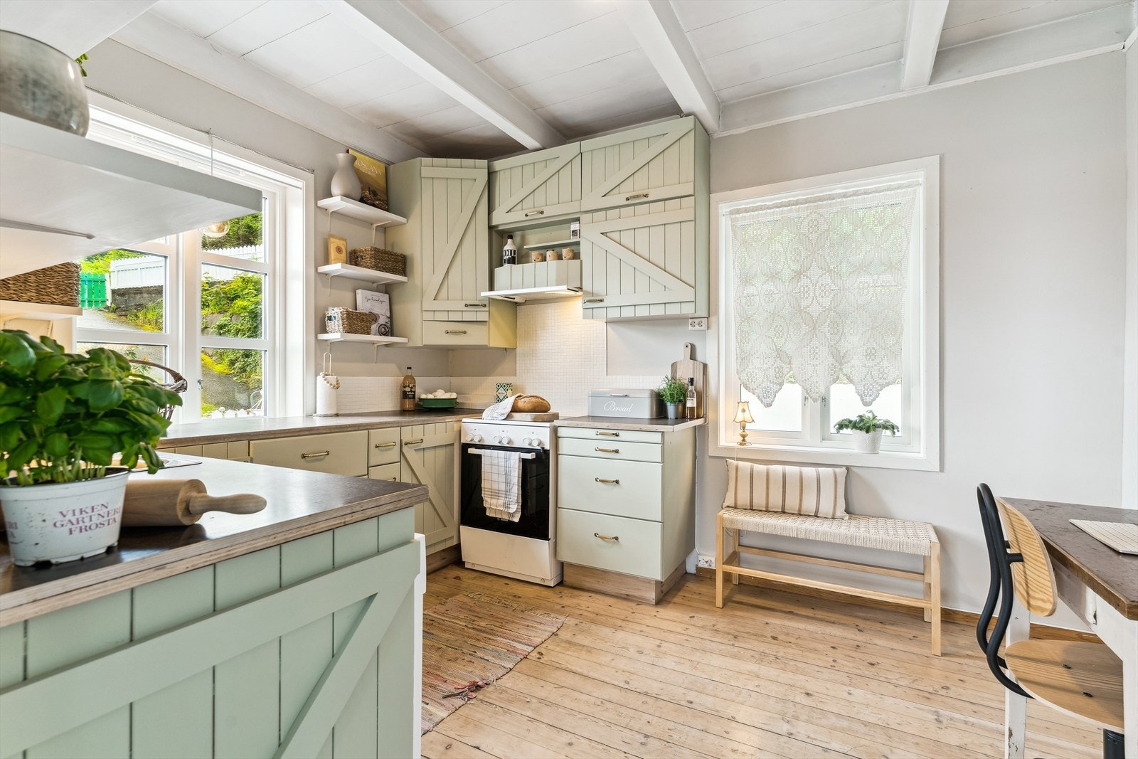 Romslig kjøkken med plass til et lite spisebord Galleribilde