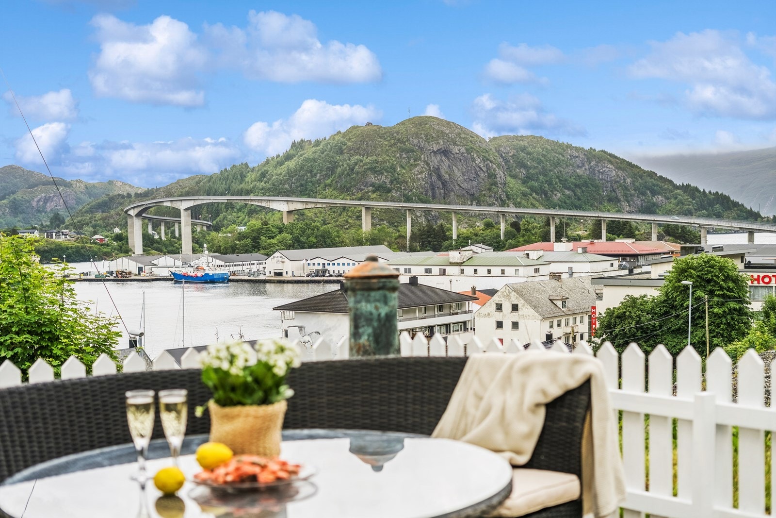 Utsikt mot sjøen og Måløybrua Galleribilde