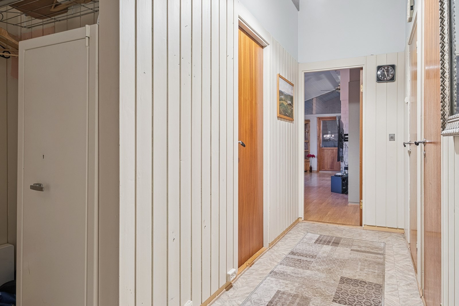 Via mellomgang har man tilgang ned til kjeller. Galleribilde