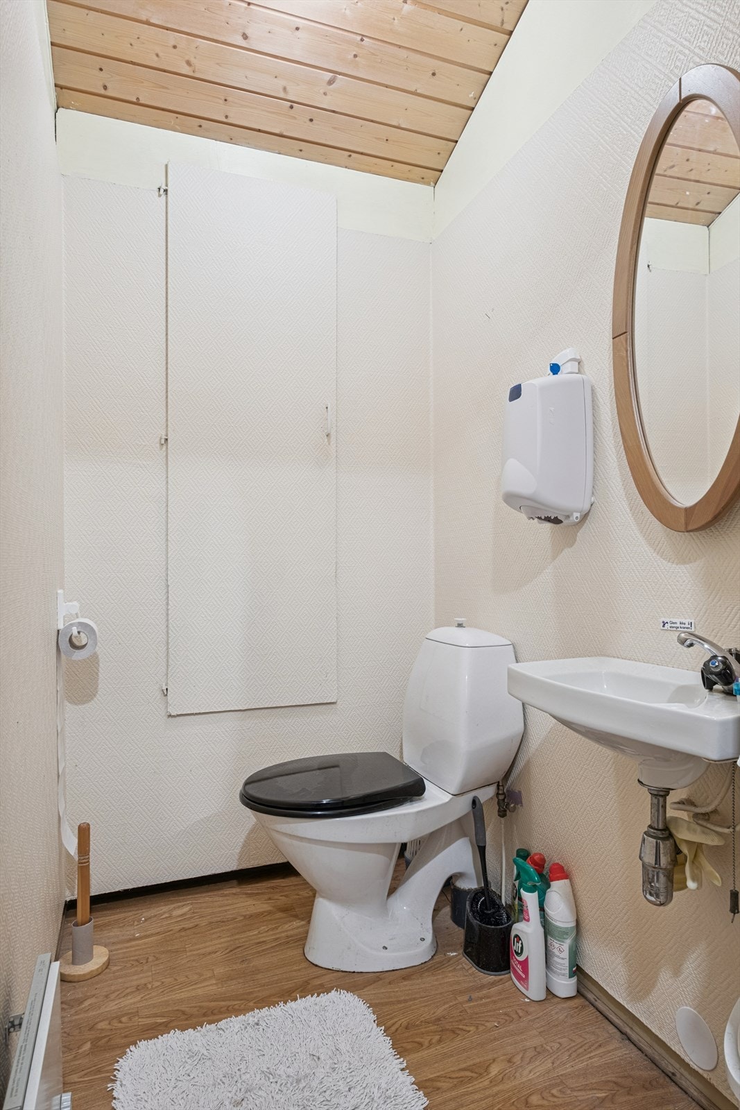 Toalettrom vegg i vegg med bad. Galleribilde