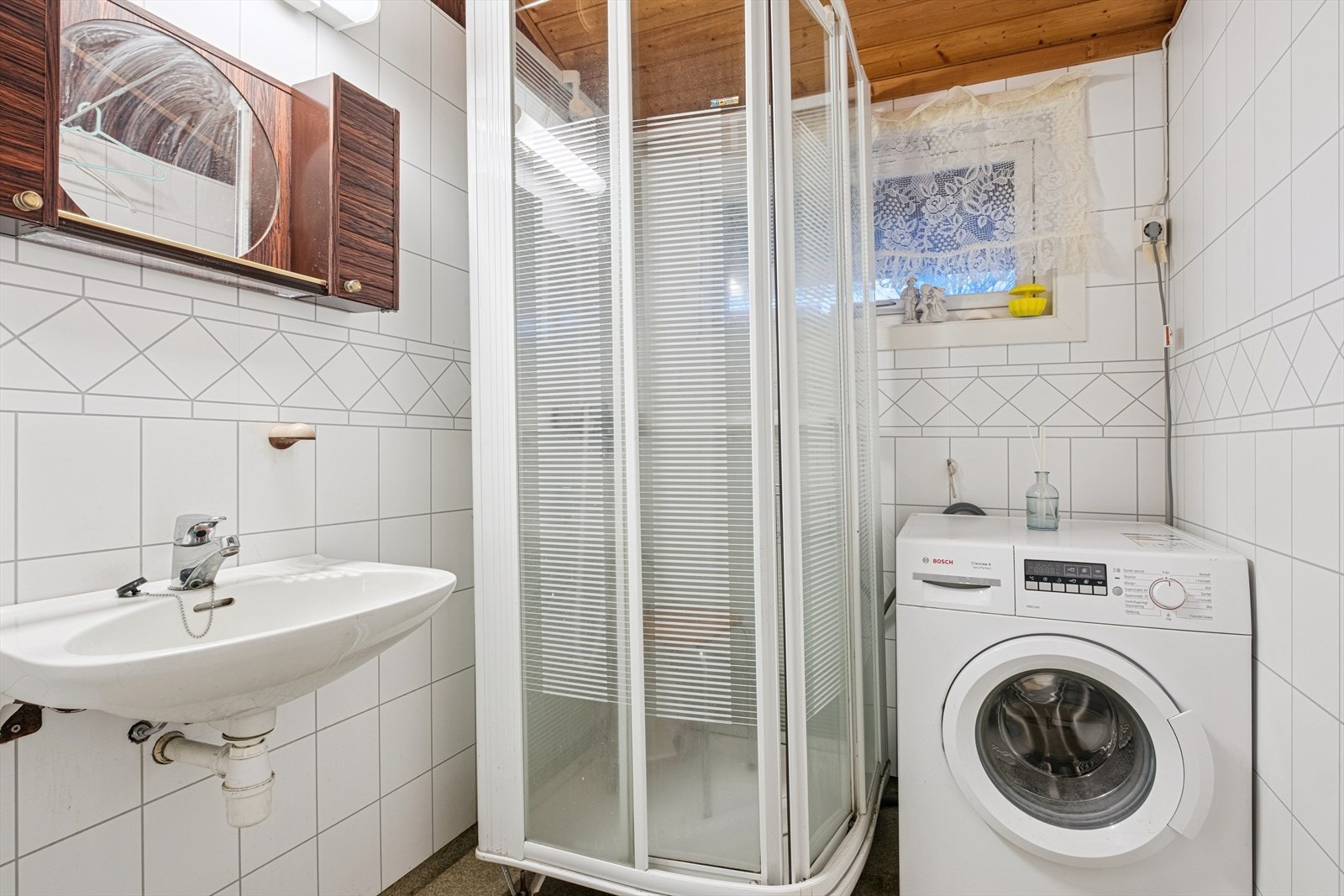 Bad med dujkabinett og opplegg til vaskemaskin. Galleribilde