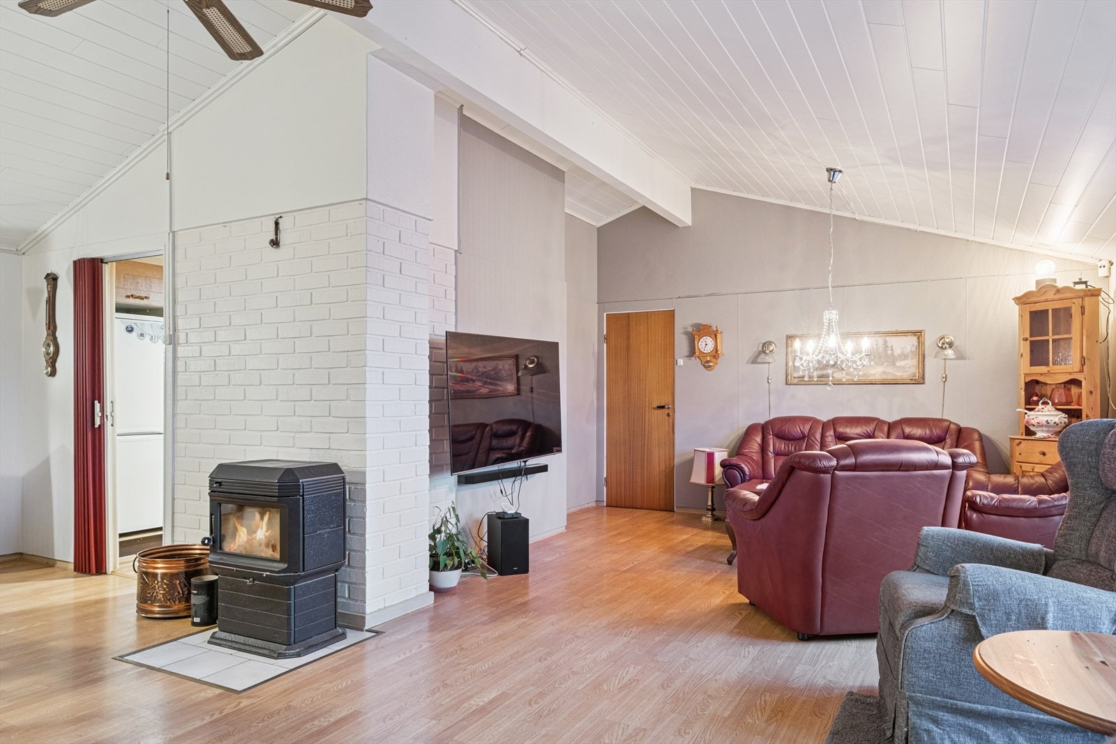 Det er varmepumpe (2008) og vedfyring til oppvarming av huset. Galleribilde