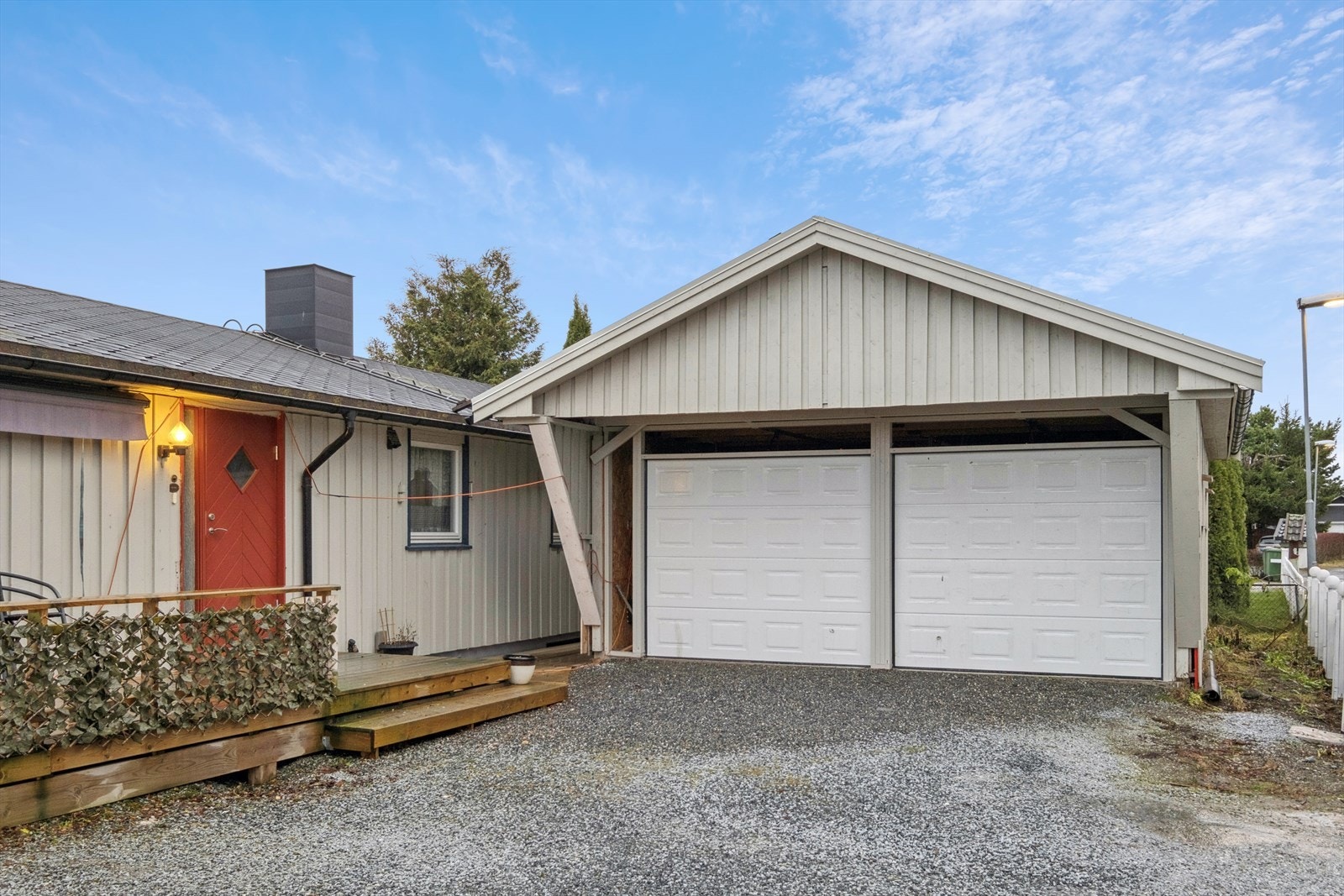 Romslig dobbelgarasje med 2 elektriske porter. (mangler kun tetting rundt garasjeporter) Galleribilde