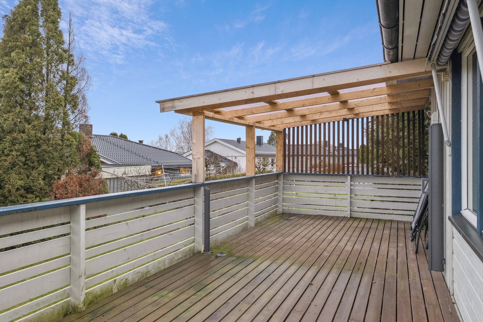 Terrasse på 54 kvm som vender mot Sør. Delvis takoverbygd. Galleribilde