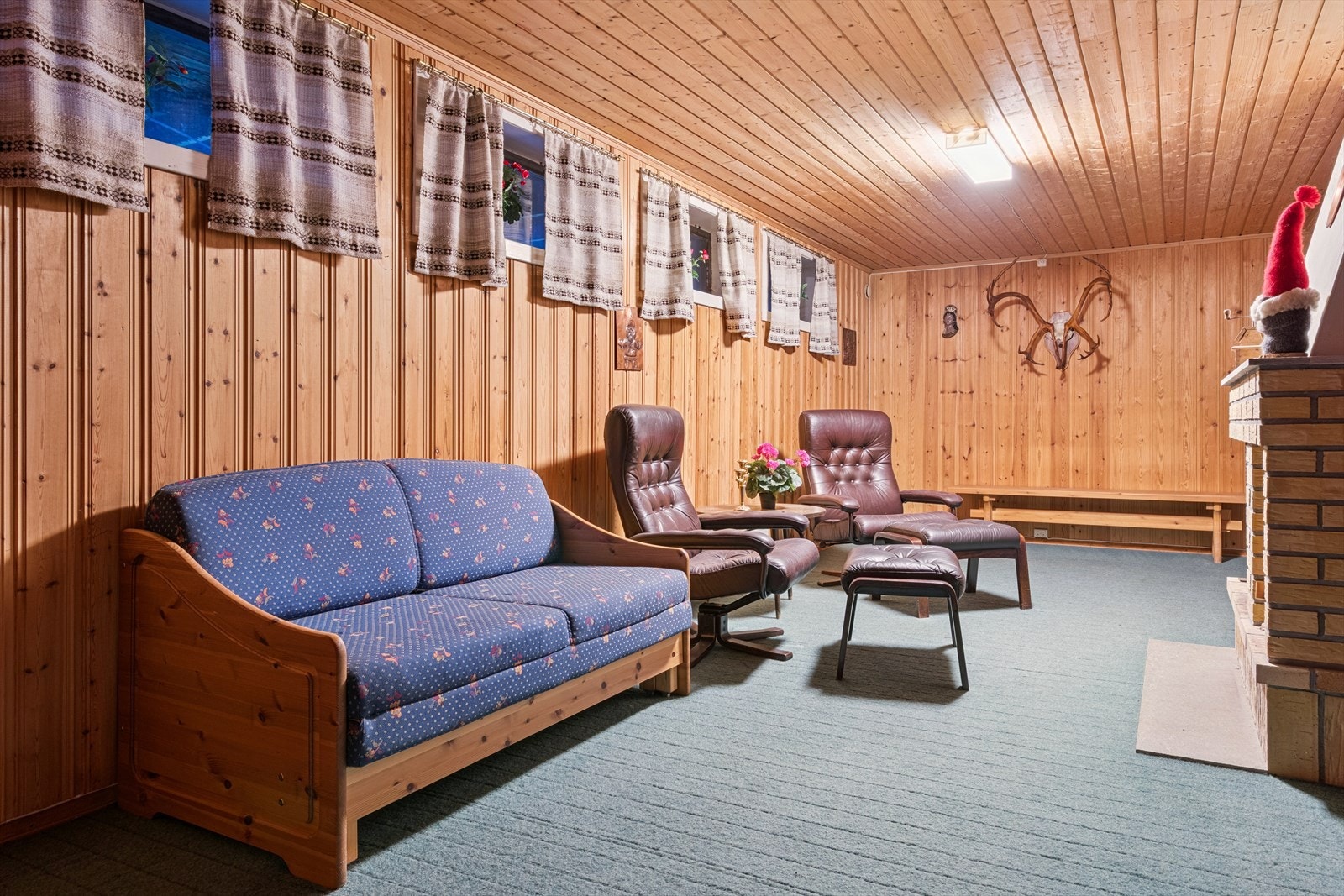 Kjellerstue med peis. Ikke godkjent for varig opphold (pga lysinnslipp og rømning) Galleribilde