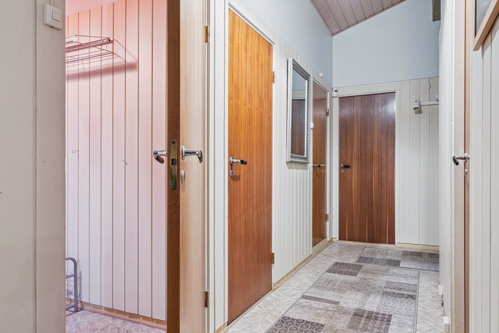 I mellomgangen har man toalettrom, bad og 3 soverom. Galleribilde