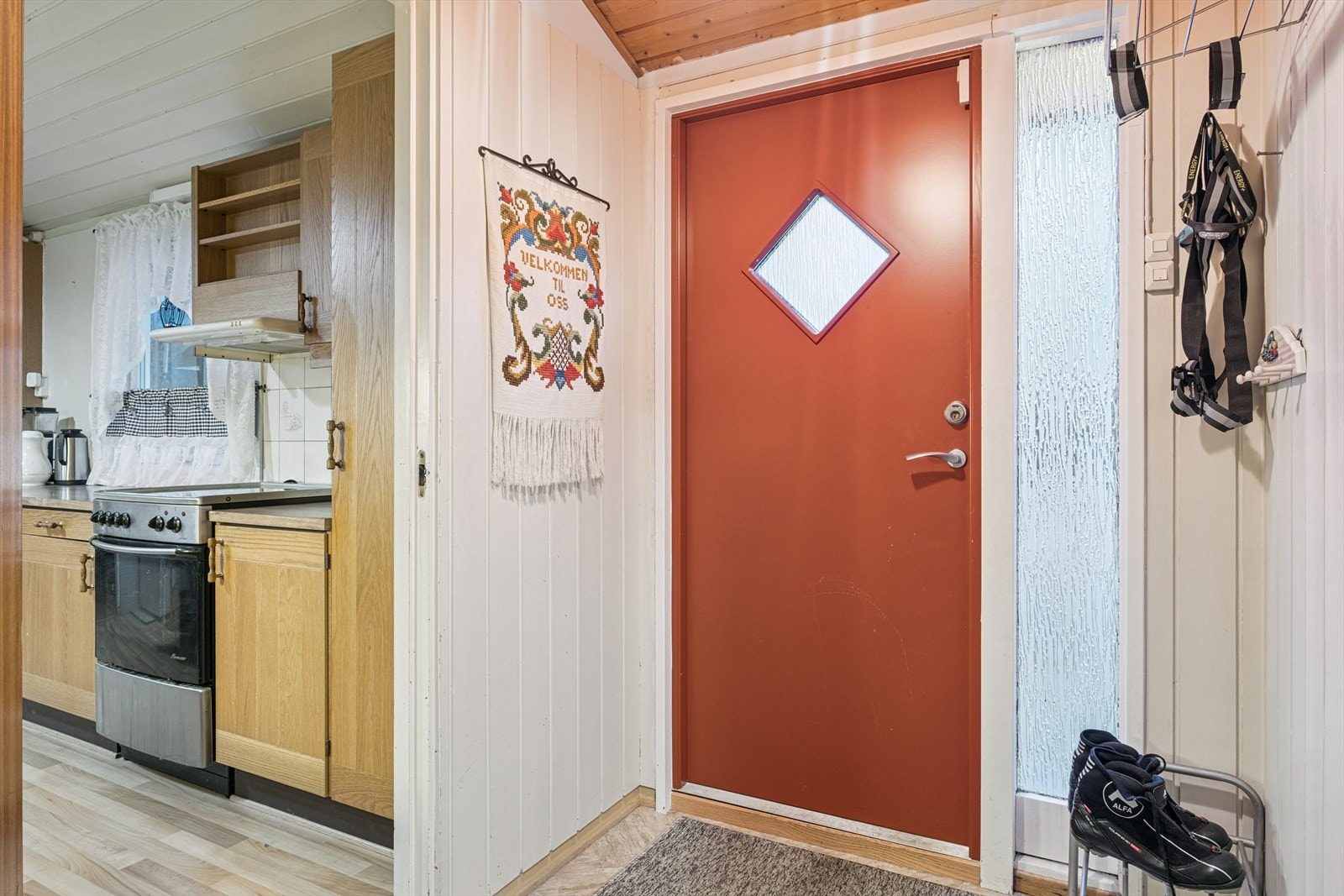 Inngangsparti med plass til yttertøy. Galleribilde