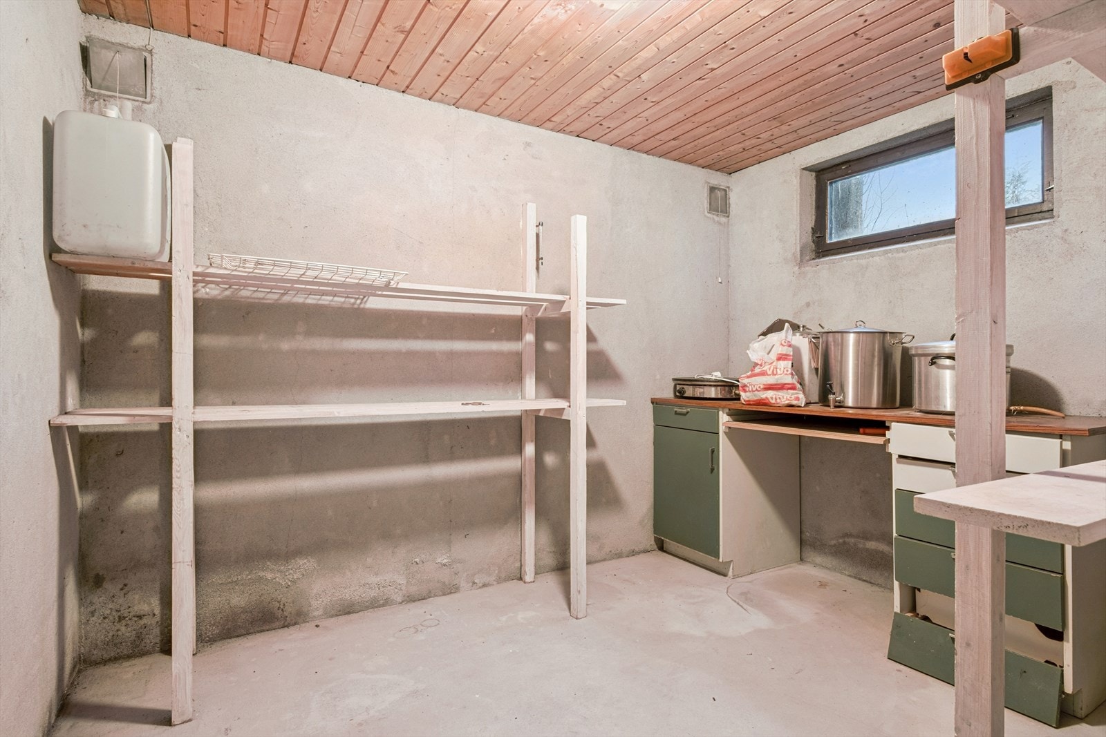 Det er flere lagringsboder i kjeller med god takhøyde. Galleribilde