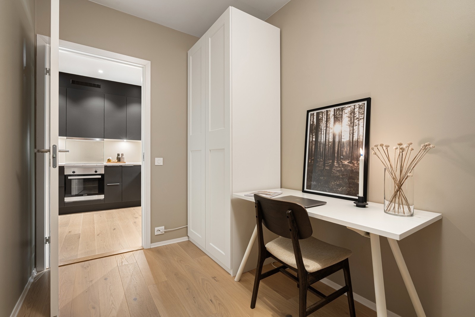 Her er det også garderobeskap og plass til hjemmekontor. Galleribilde