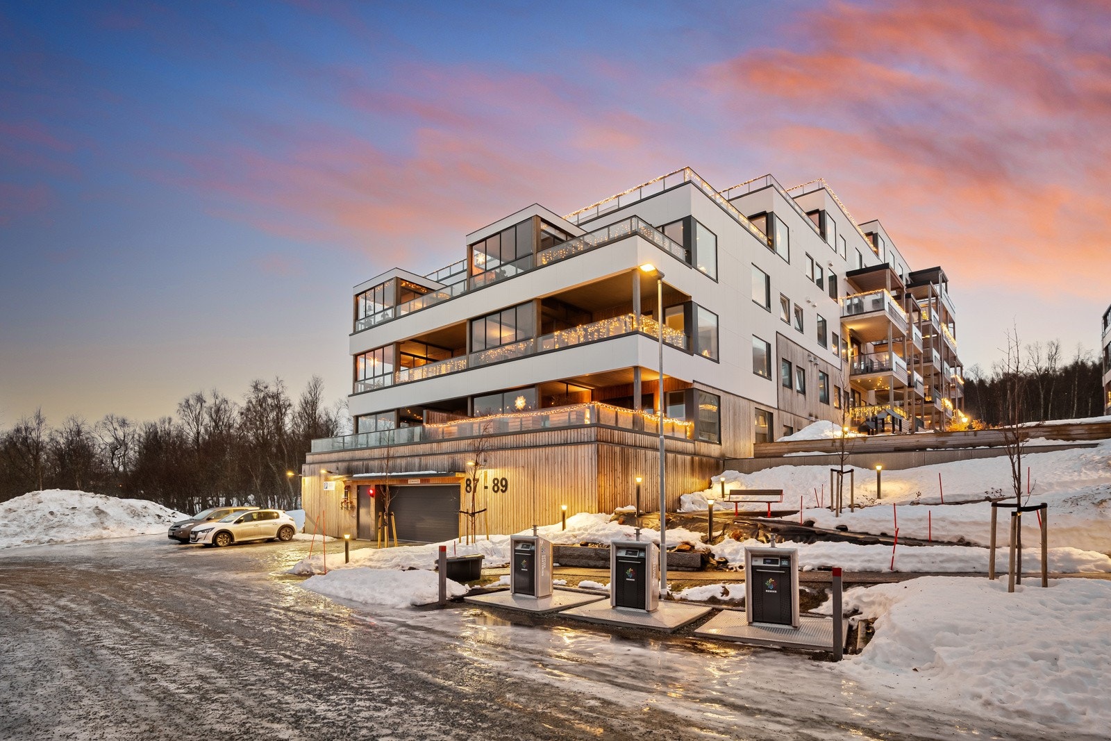 Søndagsåpen dagligvare, gode bussforbindelser, skole, barnehage, lysløypa og Telegrafbukta i umiddelbar nærhet. Galleribilde