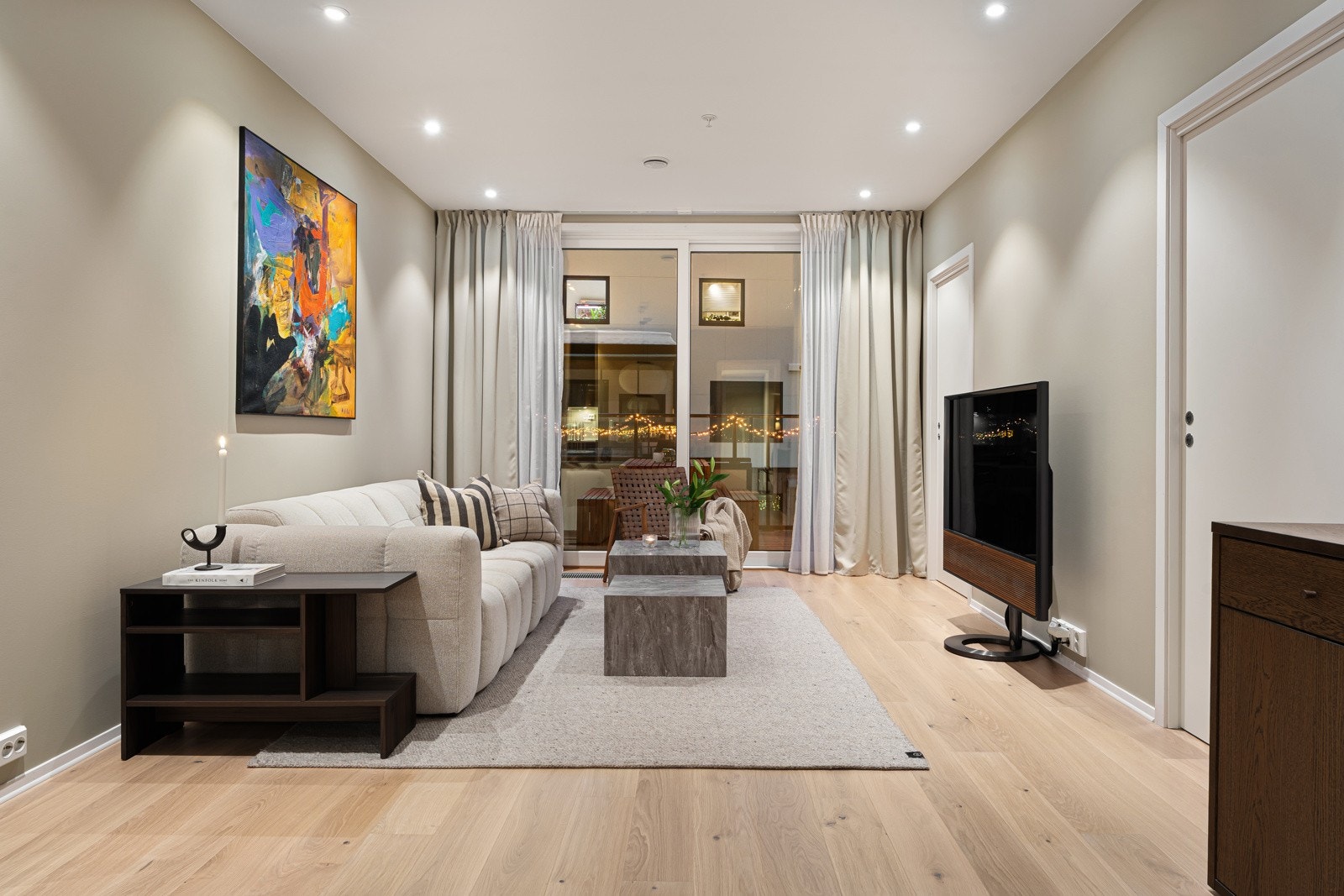 Romslig stue med god plass for møblering. Galleribilde