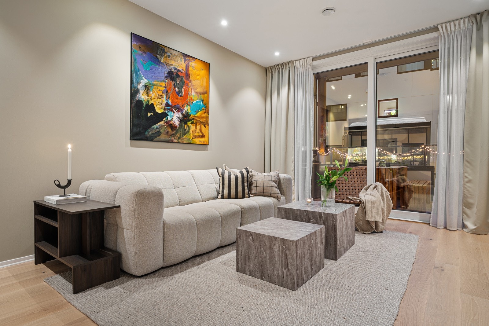 Leiligheten har moderne standard, stor sørvendt balkong og parkering i garasje. Galleribilde