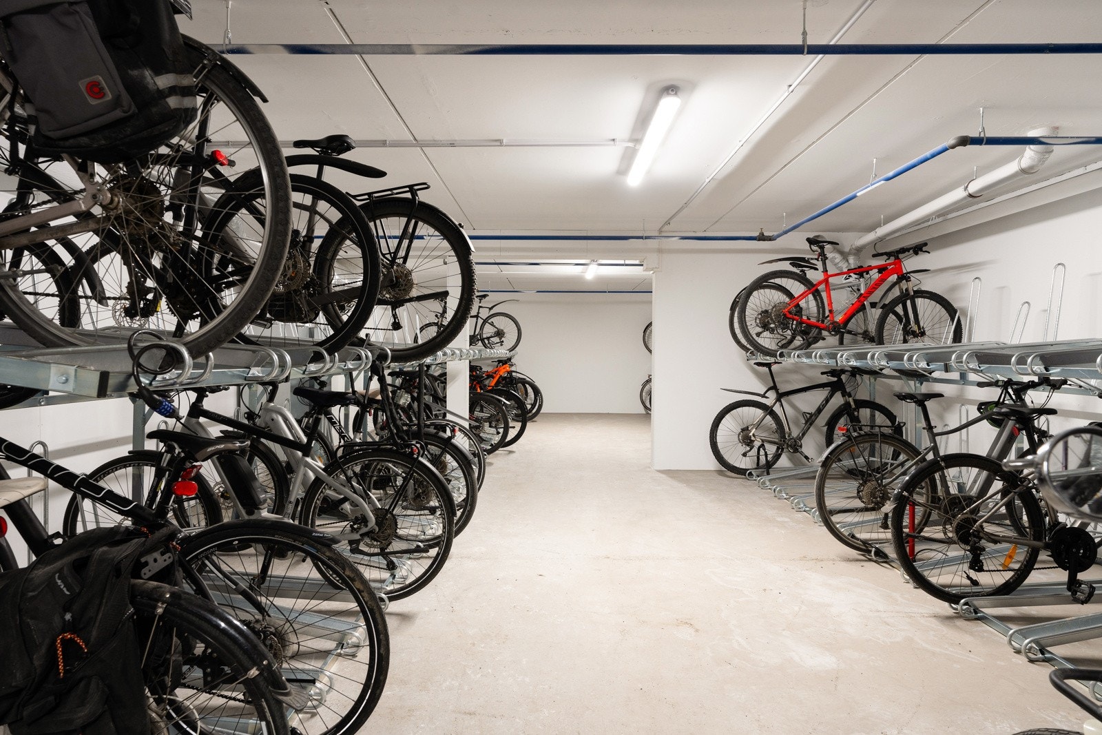 Felles sykkelparkering i blokka. Galleribilde