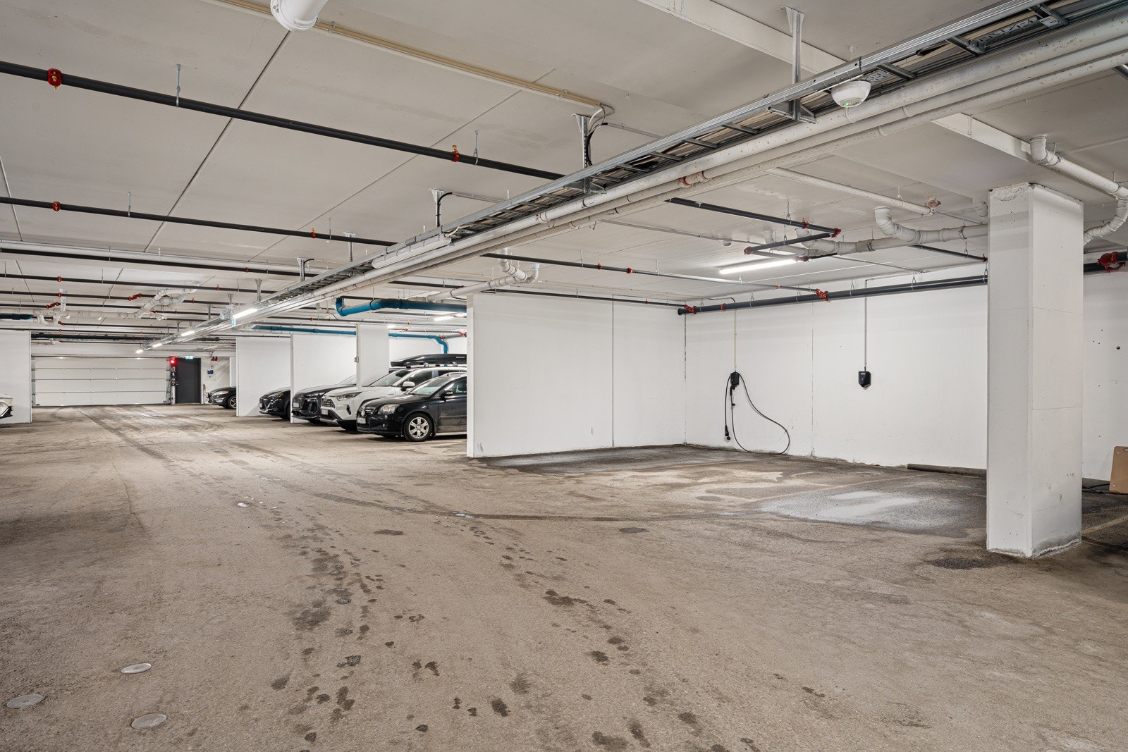 Det medfølger garasjeplass med el-bil lader i felles parkeringsanlegg i underetasje. Galleribilde