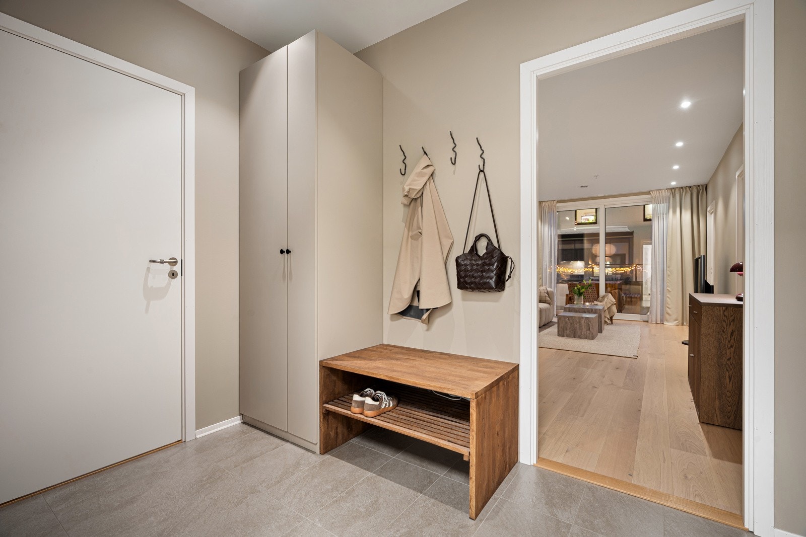 Velkommen inn! Flislagt entré med plass til garderobeløsning. Galleribilde