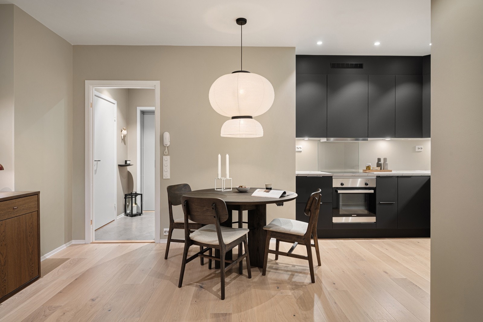 Stuen har god plass for både sofagruppe og spisebord. Galleribilde