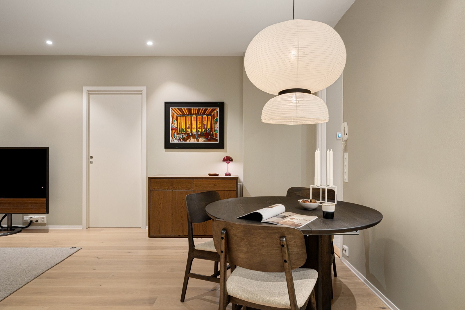 Plass til trivelig spisebord. Downlights på stue og kjøkken. Galleribilde