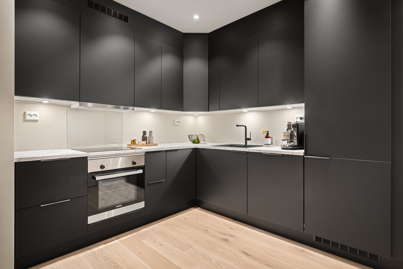 Moderne og praktisk kjøkken fra den lokale kvalitetsleverandøren Nova. Galleribilde