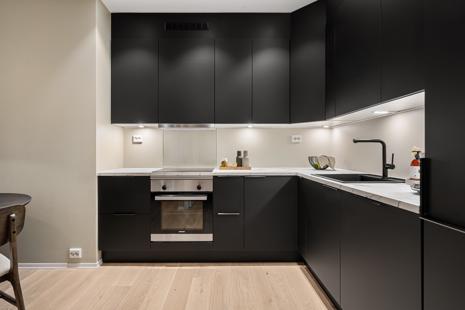 Rikelig med skap- og benkeplass på kjøkken. Galleribilde