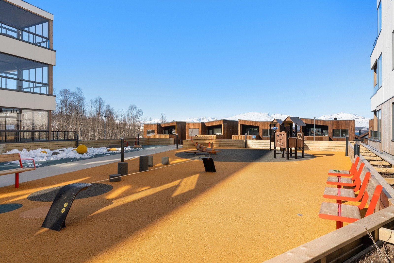 Trivelig uteområde opparbeidet med lekeplass og benker. Galleribilde