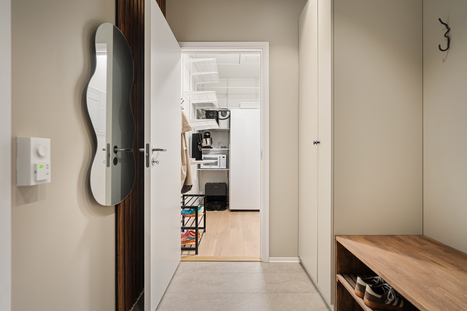 Innvendig bod ved entré. Galleribilde