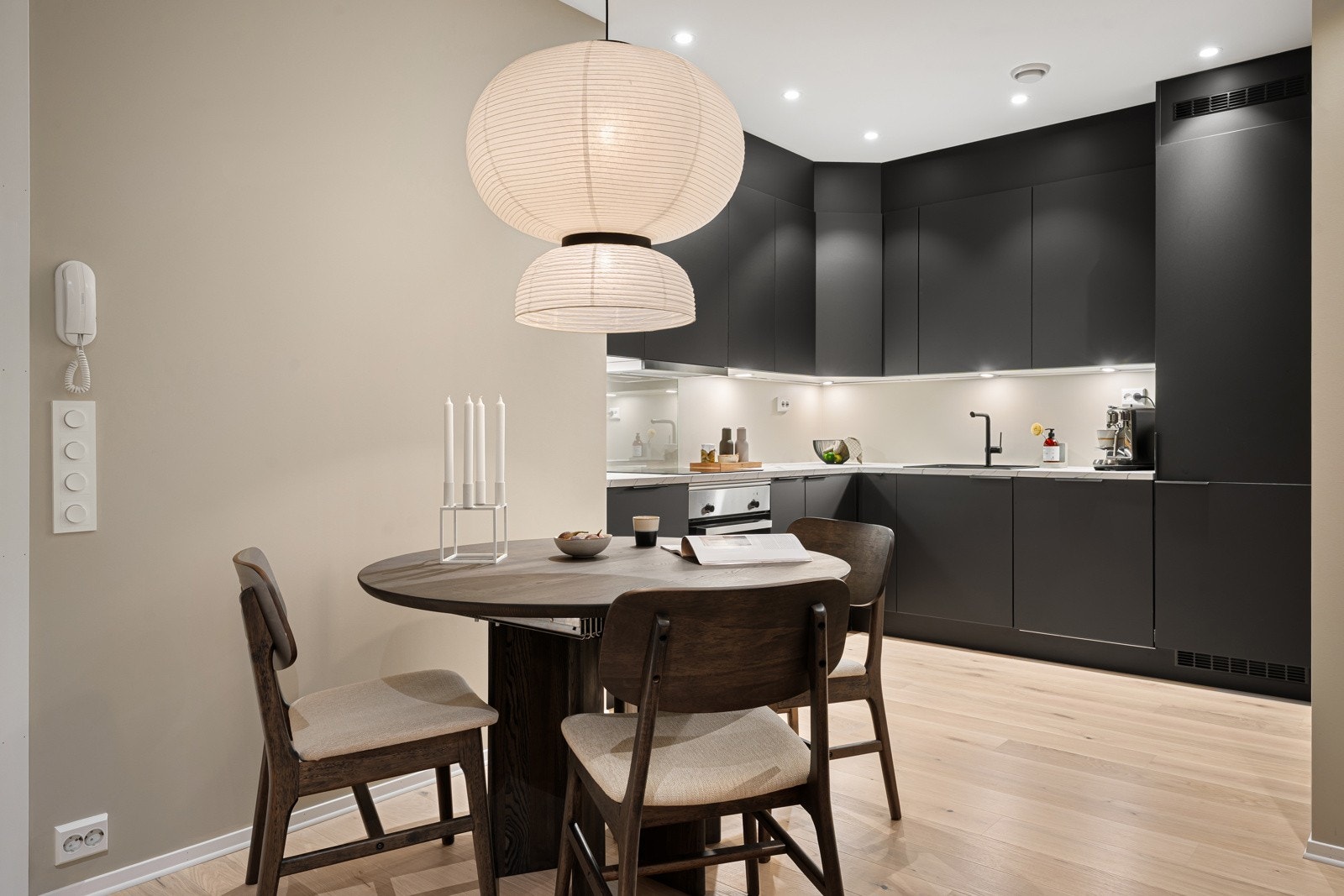 Praktisk åpen stue/kjøkken-løsning. Galleribilde