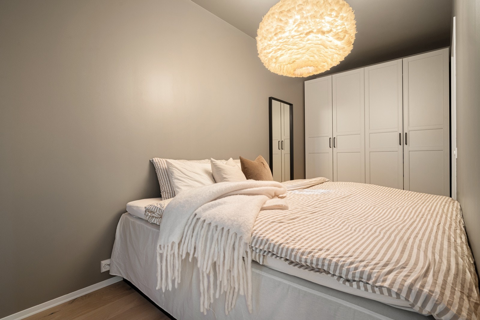 Stor garderobe på soverommet. Galleribilde