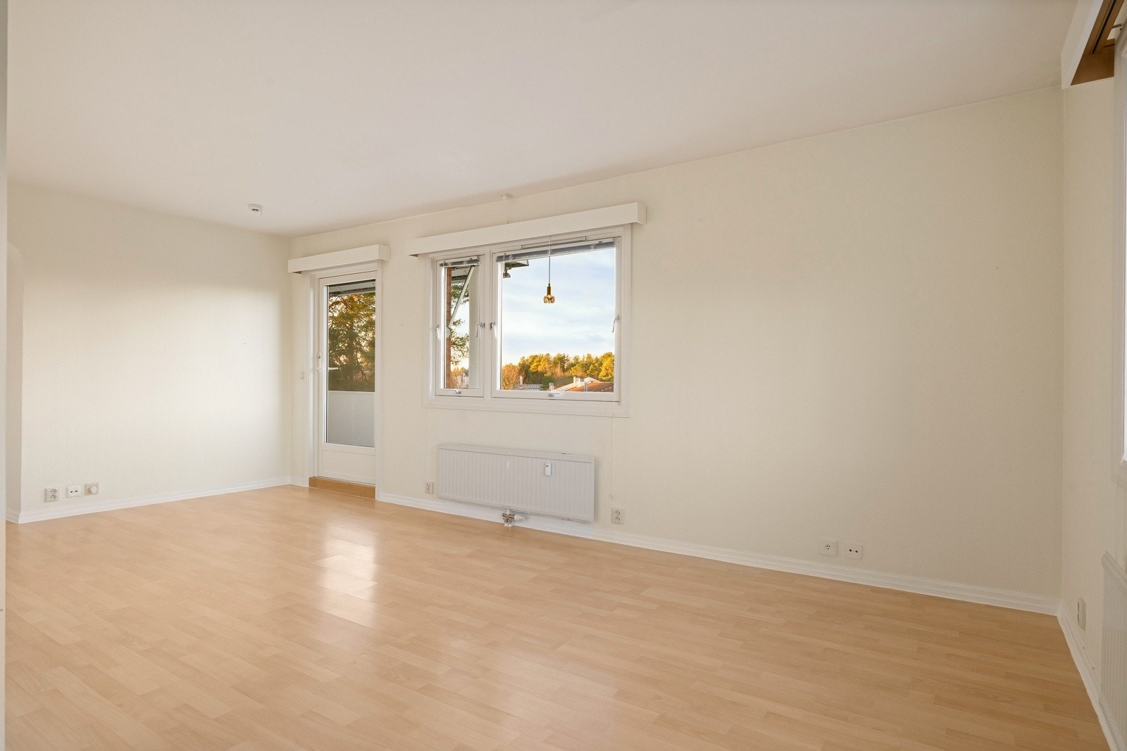 Store vindusflater gir rikelig med naturlig lys. Galleribilde