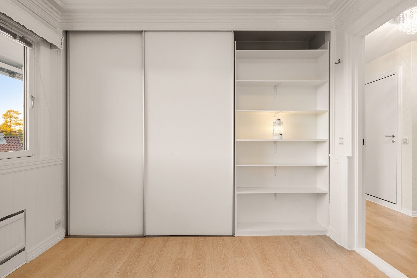 Her får du enkelt plass til stor dobbeltseng med tilhørende møblement, og det er godt med oppbevaring i stort garderobeskap. Galleribilde