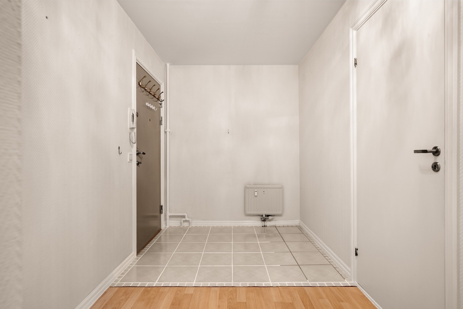 Her er det plass til å henge fra seg yttertøyet. Galleribilde