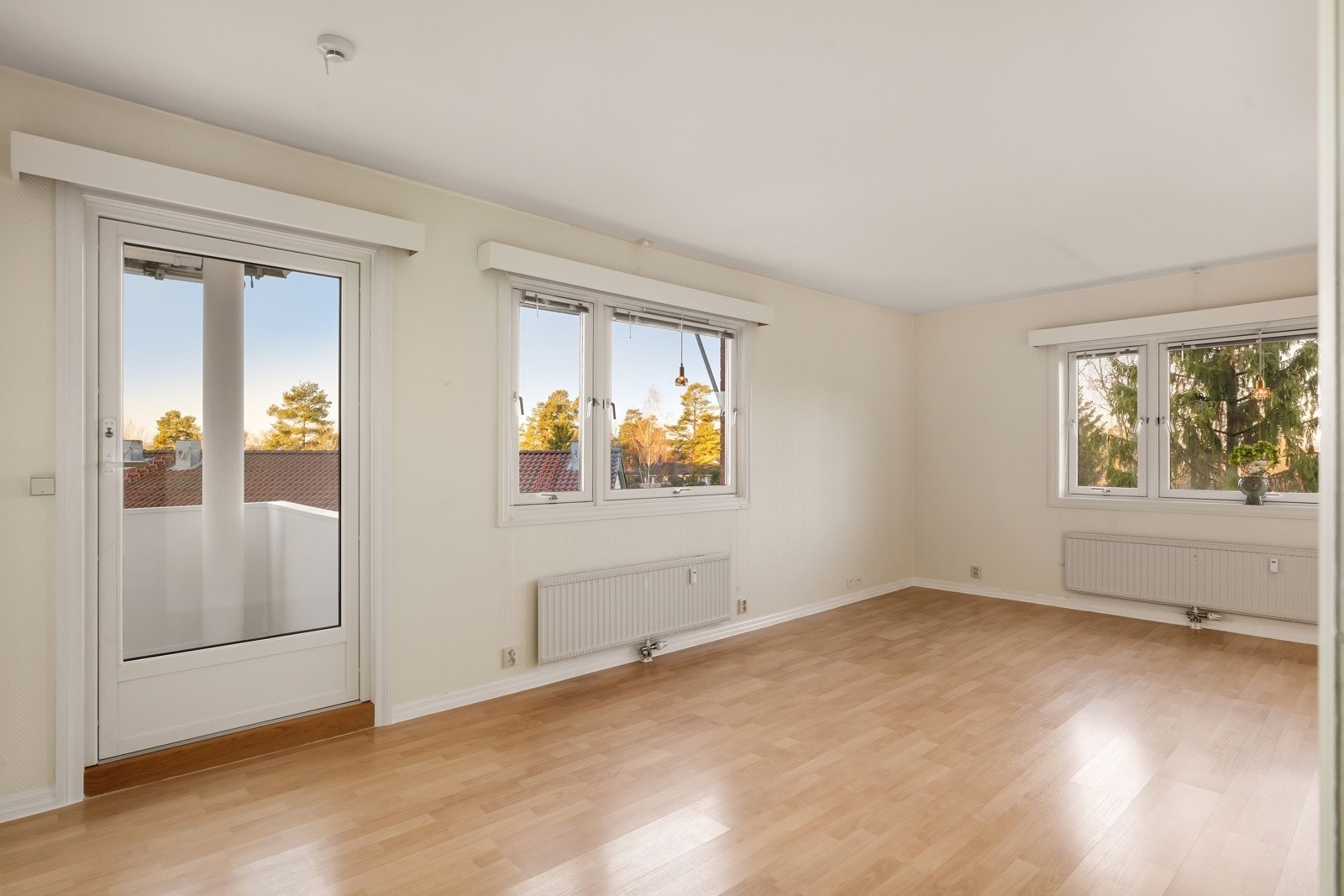 Romslig og innbydende stue med god plass til både sofagruppe og spisebord. Galleribilde