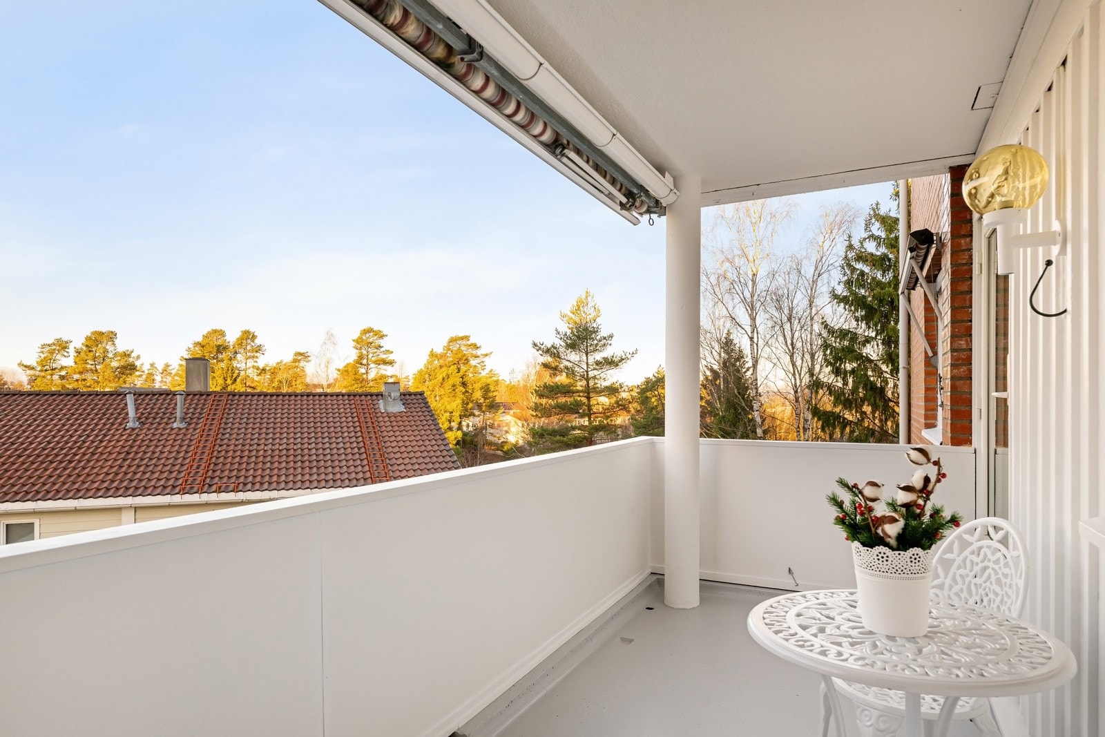 Fra stuen er det utgang til en overbygget vestvendt balkong på 8m² med nydelig solforhold, pent utsyn over nabolaget og flotte solnedganger. Galleribilde